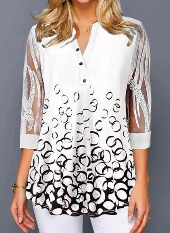 Bluzka z krótkim rękawem z falbankami przy rękawach i ozdobnymi guzikami na dekolcie